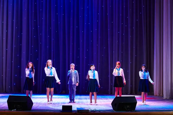 Children perform in The 'New Style' music and art festival — ストック写真