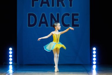 Sahnede dans genç balerin kız