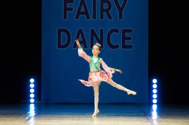 Sahnede dans genç balerin kız