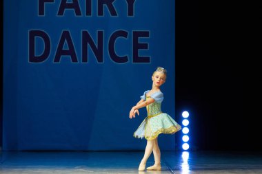 Sahnede dans genç balerin kız