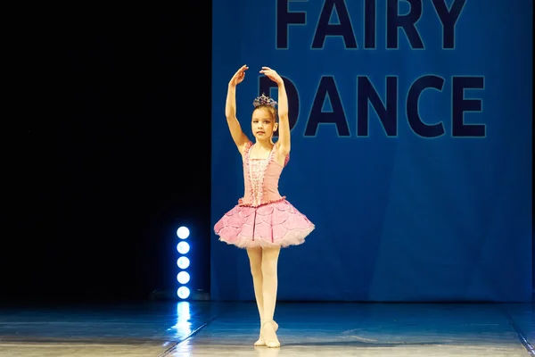 Jeune fille ballerine dansant sur scène — Photo