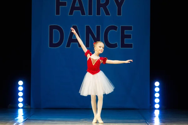 Jovem bailarina dançando no palco — Fotografia de Stock