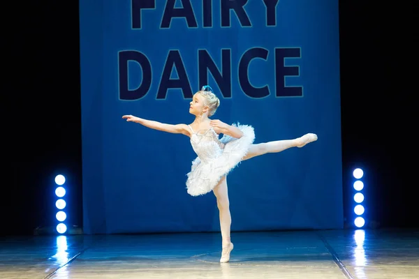 무대에서 춤추는 젊은 발레리 나 소녀 — 스톡 사진