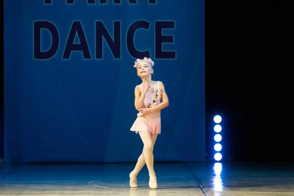 Jonge Ballerina meisje dansen op het podium — Stockfoto