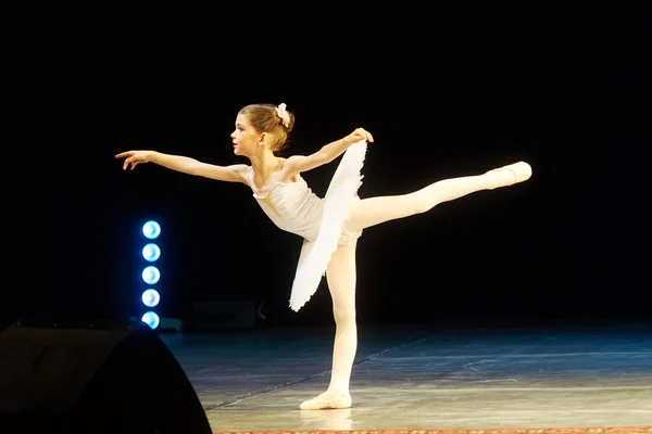 年轻的芭蕾舞演员在舞台上跳舞的女孩 — 图库照片