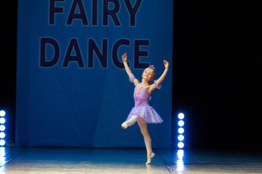 Sahnede dans genç balerin kız