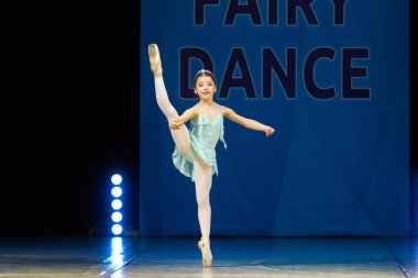 Sahnede dans genç balerin kız