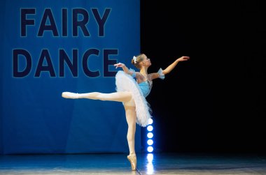 Sahnede dans genç balerin kız