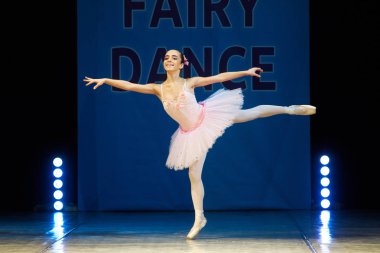 Sahnede dans genç balerin kız