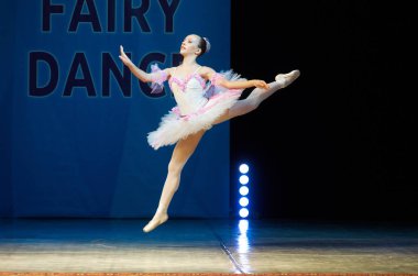 Sahnede dans genç balerin kız