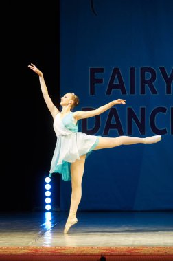 Sahnede dans genç balerin kız