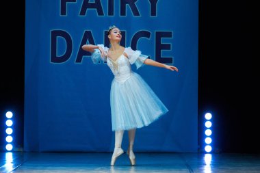 Sahnede dans genç balerin kız