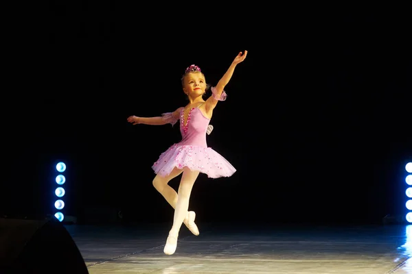 年轻的芭蕾舞演员在舞台上跳舞的女孩 — 图库照片