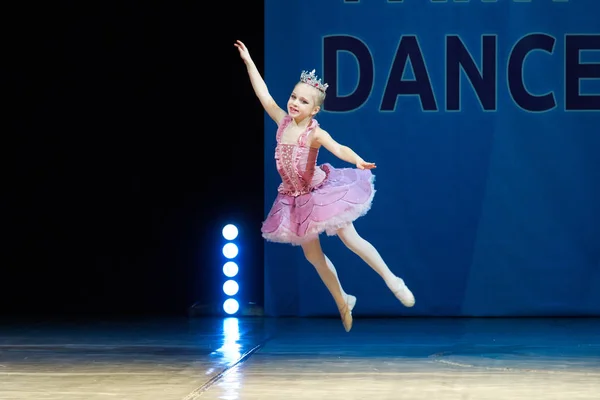Κορίτσι νέοι μπαλαρίνα χορεύει πάνω στη σκηνή — Φωτογραφία Αρχείου