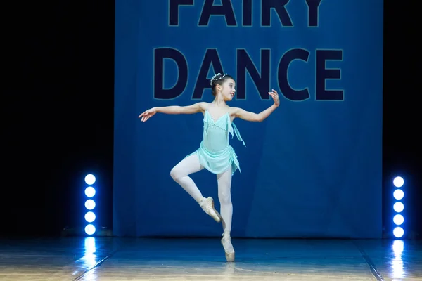 Jovem bailarina dançando no palco — Fotografia de Stock