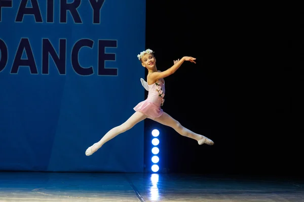 무대에서 춤추는 젊은 발레리 나 소녀 — 스톡 사진