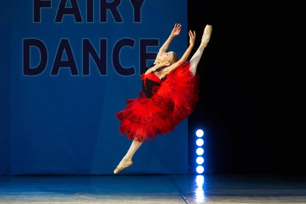 Jeune fille ballerine dansant sur scène — Photo