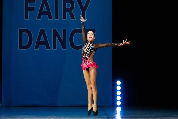 ステージ上で踊る若いバレリーナ ・ ガール — ストック写真