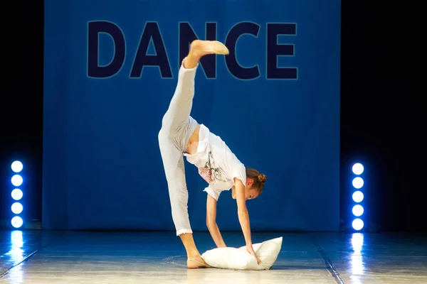 Jeune fille ballerine dansant sur scène — Photo