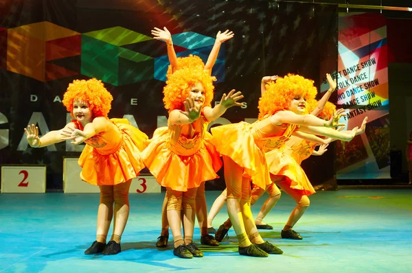 Dzieci tańczą w międzynarodowej "Megadance" competotion — Zdjęcie stockowe