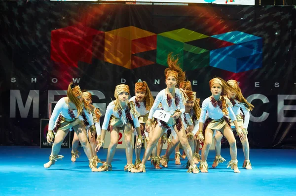 Niños bailan en la competencia internacional "MegaDance" — Foto de Stock