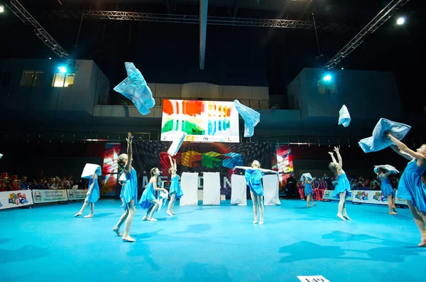 Niños bailan en la competencia internacional "MegaDance" —  Fotos de Stock