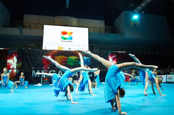 Niños bailan en la competencia internacional "MegaDance" — Foto de Stock