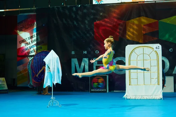 Niños bailan en la competencia internacional "MegaDance" — Foto de Stock