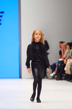 Minsk-Ekim 29: Tanımlanamayan bir kız Donanma koleksiyonu moda sektörünün uluslararası sergide giyer çocuk moda gün boyunca Beyaz Rusya Fashion Week 29 Ekim 2017 yılında Minsk, Belaru üzerinde