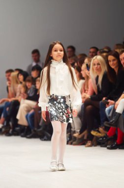 Minsk-Ekim 29: Tanımlanamayan bir kız Donanma koleksiyonu moda sektörünün uluslararası sergide giyer çocuk moda gün boyunca Beyaz Rusya Fashion Week 29 Ekim 2017 yılında Minsk, Belaru üzerinde