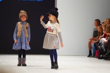 Minsk-Ekim 29: Tanımlanamayan bir kız Leya.me koleksiyonu moda sektörünün uluslararası sergide giyer Beyaz Rusya Fashion Week 29 Ekim 2017 yılında Minsk, Bel üzerinde çocuk moda gündüz