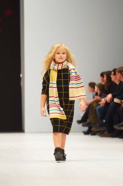 Minsk-Ekim 29: Tanımlanamayan bir kız Polesie koleksiyonu moda sektörünün uluslararası sergide giyer Beyaz Rusya Fashion Week 29 Ekim 2017 yılında Minsk, Bel üzerinde çocuk moda gündüz