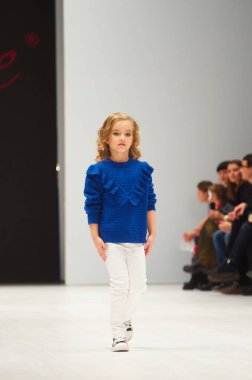 Minsk-Ekim 29: Tanımlanamayan bir kız Polesie koleksiyonu moda sektörünün uluslararası sergide giyer Beyaz Rusya Fashion Week 29 Ekim 2017 yılında Minsk, Bel üzerinde çocuk moda gündüz