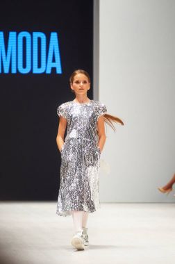 Minsk-Ekim 29: Tanımlanamayan bir kız Artmoda koleksiyonu moda sektörünün uluslararası sergide giyer Beyaz Rusya Fashion Week 29 Ekim 2017 yılında Minsk, Bel üzerinde çocuk moda gündüz