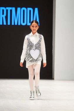 Minsk-Ekim 29: Tanımlanamayan bir kız Artmoda koleksiyonu moda sektörünün uluslararası sergide giyer Beyaz Rusya Fashion Week 29 Ekim 2017 yılında Minsk, Bel üzerinde çocuk moda gündüz