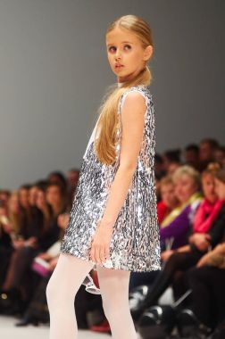Minsk-Ekim 29: Tanımlanamayan bir kız Artmoda koleksiyonu moda sektörünün uluslararası sergide giyer Beyaz Rusya Fashion Week 29 Ekim 2017 yılında Minsk, Bel üzerinde çocuk moda gündüz