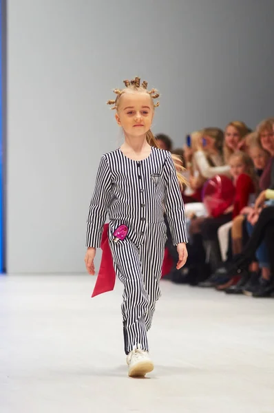 MINSK-OCTOBER 29: An unidentified girl wears Totallook collection at the international exhibition of the fashion industry, Kid's fashion day during Belarus Fashion Week on October 29, 2017 in Minsk, B — Stock Photo, Image