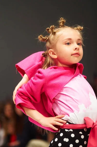 MINSK-29 OCTOBRE : Une jeune fille non identifiée porte la collection Totallook au salon international de l'industrie de la mode, journée de la mode des enfants lors de la Semaine de la mode en Biélorussie le 29 octobre 2017 à Minsk, B — Photo