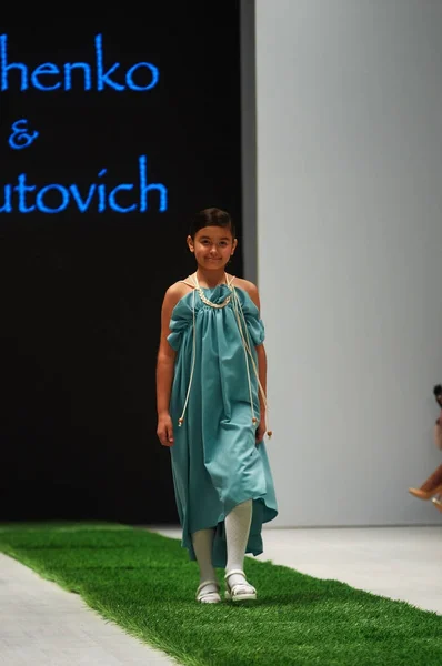 Mińsk-październik 29: Niezidentyfikowany Dziewczyna nosi Crystal Nymph kolekcji na międzynarodowych targach branży mody, dziecięca moda dzień podczas tygodnia mody Białorusi w dniu 29 października 2017 w min — Zdjęcie stockowe