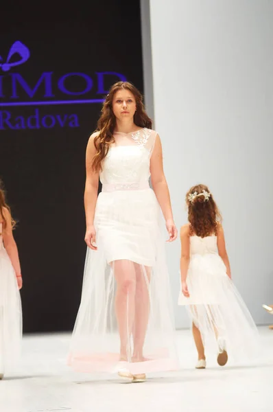 Mińsk-październik 29: Niezidentyfikowany Dziewczyna nosi kolekcji Julia Radova na międzynarodowych targach branży mody, dziecięca moda dzień podczas tygodnia mody Białorusi na 29 października 2017 r. w Mińsku — Zdjęcie stockowe