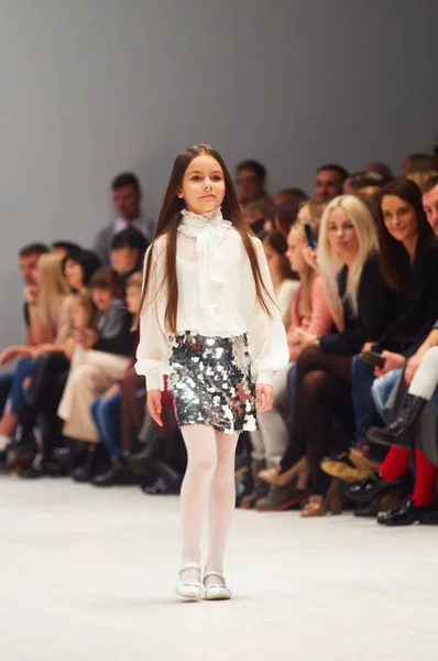 Minsk-Ekim 29: Tanımlanamayan bir kız Donanma koleksiyonu moda sektörünün uluslararası sergide giyer çocuk moda gün boyunca Beyaz Rusya Fashion Week 29 Ekim 2017 yılında Minsk, Belaru üzerinde Telifsiz Stok Fotoğraflar