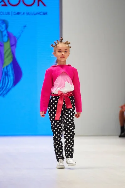 Minsk-oktober 29: En oidentifierad flicka bär Totallook samling vid den internationella utställningen av modebranschen, Kids mode dag under Vitryssland Fashion Week 29 oktober 2017 i Minsk, B Royaltyfria Stockbilder