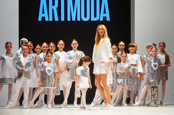 Minsk-oktober 29: En oidentifierad flicka bär Artmoda samling vid den internationella utställningen av modebranschen, Kids mode dag under Vitryssland Fashion Week 29 oktober 2017 i Minsk, Bel Stockbild