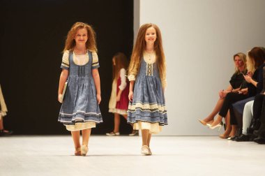 Minsk-Ekim 29: Tanımlanamayan bir kız Kutsepova koleksiyonu moda sektörünün uluslararası sergide giyer çocuk moda gün boyunca Beyaz Rusya moda haftasında 29 Ekim 2017 yılında Minsk, B