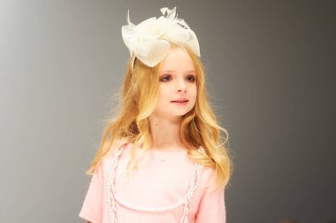 Minsk-Ekim 29: Tanımlanamayan bir kız Mugako koleksiyonu moda sektörünün uluslararası sergide giyer çocuk moda gün boyunca Beyaz Rusya moda haftasında 29 Ekim 2017 yılında Minsk, Bela
