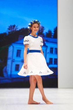 Minsk-Ekim 29: Tanımlanamayan bir kız Lubna koleksiyonu moda sektörünün uluslararası sergide giyer çocuk moda gün boyunca Beyaz Rusya Fashion Week 29 Ekim 2017 yılında Minsk, Belar üzerinde