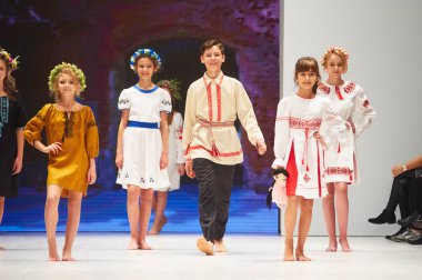 Minsk-Ekim 29: Tanımlanamayan bir kız Lubna koleksiyonu moda sektörünün uluslararası sergide giyer çocuk moda gün boyunca Beyaz Rusya Fashion Week 29 Ekim 2017 yılında Minsk, Belar üzerinde