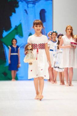Minsk-Ekim 29: Tanımlanamayan bir kız Lubna koleksiyonu moda sektörünün uluslararası sergide giyer çocuk moda gün boyunca Beyaz Rusya Fashion Week 29 Ekim 2017 yılında Minsk, Belar üzerinde