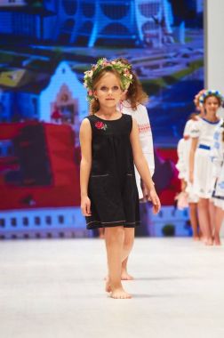 Minsk-Ekim 29: Tanımlanamayan bir kız Lubna koleksiyonu moda sektörünün uluslararası sergide giyer çocuk moda gün boyunca Beyaz Rusya Fashion Week 29 Ekim 2017 yılında Minsk, Belar üzerinde