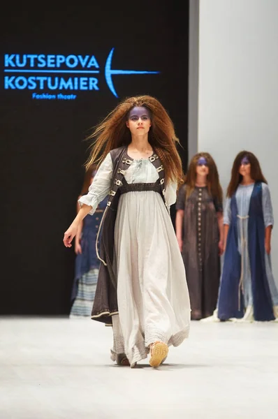 Mińsk-październik 29: Niezidentyfikowany Dziewczyna nosi kolekcji Kutsepova na międzynarodowych targach branży mody, dziecięca moda dzień podczas tygodnia mody Białorusi na 29 października 2017 r. w Mińsku, B — Zdjęcie stockowe